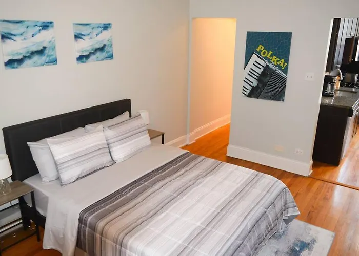 Prime Location W/ Historic Charm Near Shops &parks Chicago